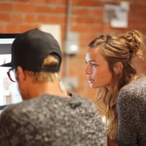 SEO Würzburg Team bei der Arbeit am Schreibtisch